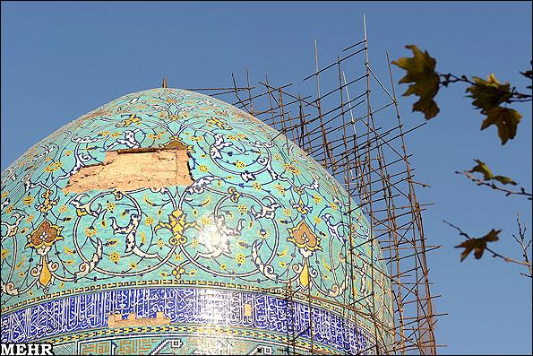 مرمتگران، گنبد تاریخی مدرسه چهارباغ اصفهان را با چکش برقی تخریب کردن