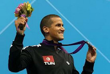 السباح التونسي أسامة الملولي يهدي العرب ثاني ذهبية بفوزه في سباق 10 كلم